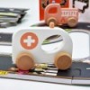 TOOKY TOY Деревянная игрушечная машинка скорой помощи для толкания детей